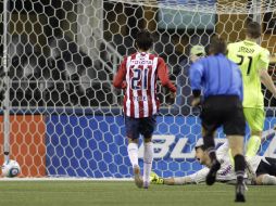 El portero de las Chivas, Luis Michel, ve con impotencia cómo se mete el balón a las redes, en uno de los tres goles de Seattle. AP  /