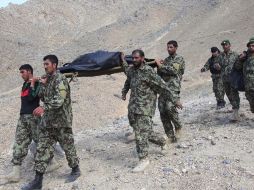 Fuerzas militares descienden de la cumbre donde fue hallada la aeronave. EFE  /