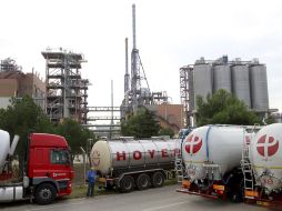 Trabajadores de refinerías suspendieron actividades y bloquearon las entradas de éstas. EFE  /
