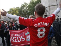 Los seguidores del Liverpool protestan para que no se venda el club a otros inversionistas. AP  /