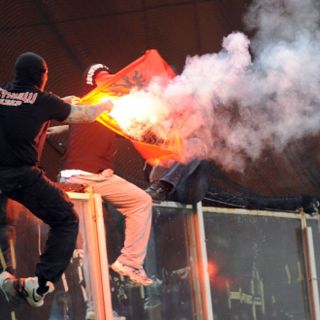 Los serbios se disculpan por sus aficionados