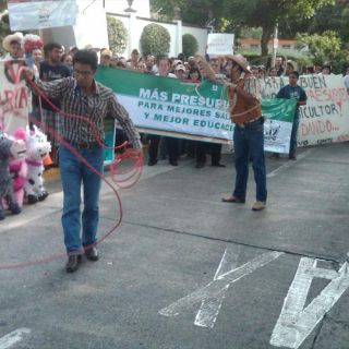 Protestan estudiantes del CUCBA en Casa Jalisco