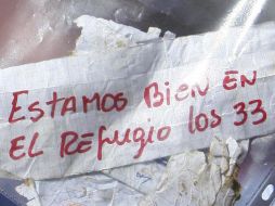 Los mineros escribieron en un papel esta frase para dar a conocer que estaban con vida. AP  /