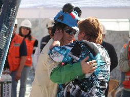Yonni Barrios fue recibido por su amante al salir de la mina. AP  /