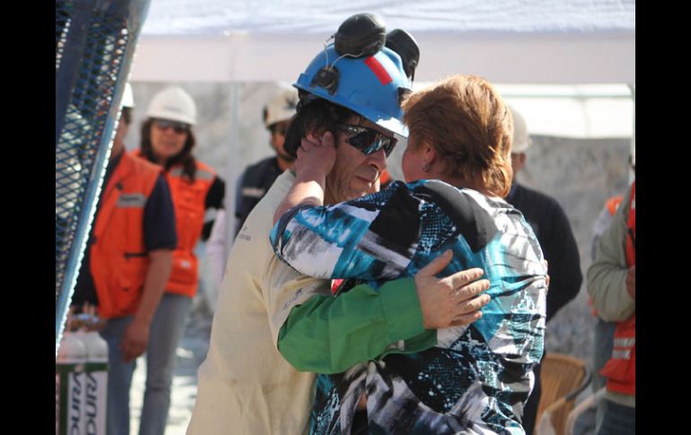 Yonni Barrios fue recibido por su amante al salir de la mina. AP  /