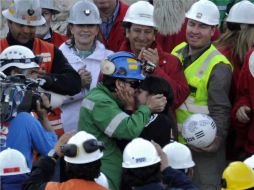 Franklin Lobos besa a su hija Carolina, quien le entregó una pelota autografiada a su padre. AFP  /