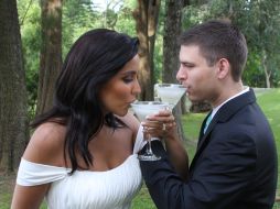 La feliz pareja, brindando después del matrimonio.  /
