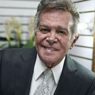 Chamín Correa dedica medalla al Mérito Musical a Roberto Cantoral