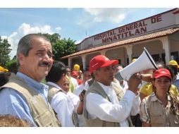 El secretario de Salud José Ángel Córdova Villalobos en compañía del gobernador de Veracruz, Fidel Herrera Beltrán. NTX  /