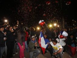 Familiares celebran la llegada del último minero rescatado, Luis Urzúa, a la superficie dentro de la cápsula Fénix. EFE  /