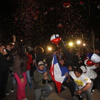 Estalla la euforia con los 33 mineros ya en la superficie