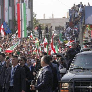 Reciben como héroe al presidente iraní en Líbano
