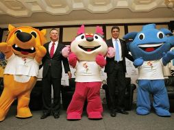 El director general de la Copag, Carlos Andrade Garín, posa con el presidente de la Fundación Telmex. E. BARRERA  /