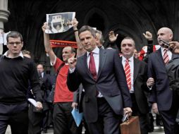 El director gerente del club Liverpool FC, Christian Purslow (centro), sale del Alto Tribunal de Londres. EFE  /