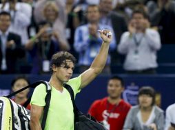 El tenista español Rafael Nadal se despide de la afición tras perder ante Jurgen Melzer. EFE  /