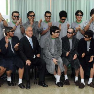 Piñera visita en el hospital a mineros rescatados