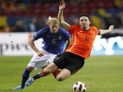 Mark van Bommel (izq) durante el duelo de la Selección de Holanda ante Suecia.  /