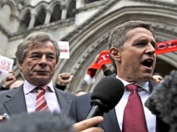 El director gerente del club Liverpoool, Christian Purslow (dcha), y el presidente, Martin Broughton (izq), atienden a los medios. EFE  /