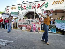 Aspecto de la manifestación de estudiantes del CUCBA a las afueras de Casa Jalisco. E. BARRERA  /