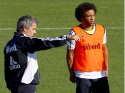 El entrenador del Real Madrid, José Mourinho, (der) conversa con el brasileño Marcelo. EFE  /