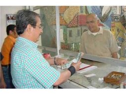 El peso mexicano es particularmente sensible a los cambios en la economía de EU. ARCHIVO  /