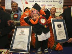 Thapa Magar celebró su cumpleaños número 18 con el título del hombre vivo más bajo del mundo. AP  /