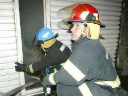 Decenas de elementos de Bomberos y Protección Civil del Estado acudieron al sitio a controlar la conflagración. ARCHIVO  /