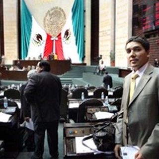 Debe Godoy Toscano pedir licencia para defenderse