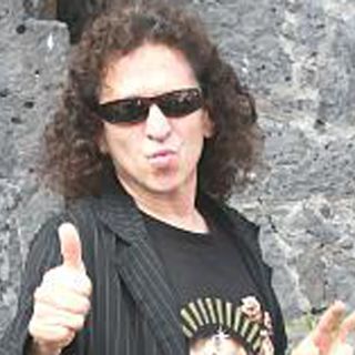 Alex Lora dedica tema a los 33 mineros rescatados en Chile