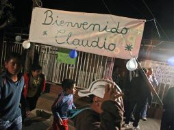 Vecinos del minero Claudio Yáñez se dirigen a una fiesta organizada para darle la bienvenida. REUTERS  /