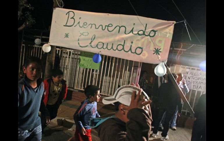 Vecinos del minero Claudio Yáñez se dirigen a una fiesta organizada para darle la bienvenida. REUTERS  /