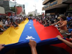 Estudiantes muestran una bandera venezolana durante la manifestación. AFP  /