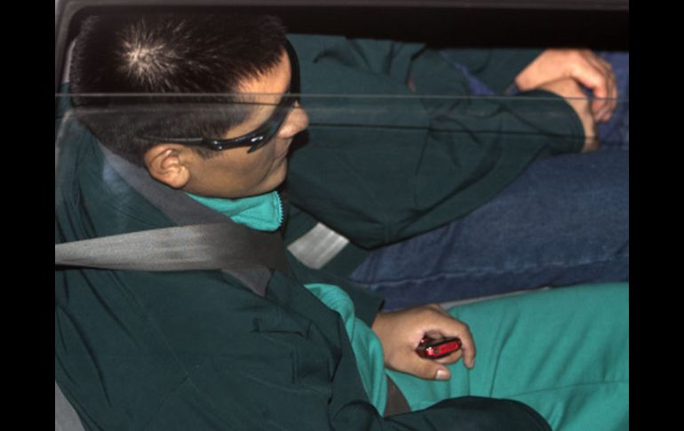 El minero boliviano Carlos Mamani aguarda en un auto. EFE  /