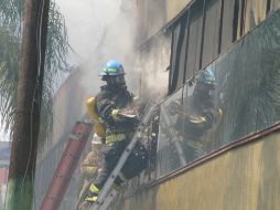 Más de un centenar de socorristas participaron para extinguir la conflagración. M. PATIÑO  /