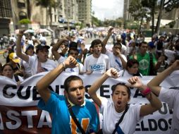 Estudiantes universitarios venezolanos participan en una marcha frente al Ministerio de Educación Superior, en Caracas. AP  /