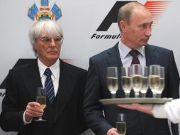 Bernie Ecclestone y Vladimir Putin brindan por el nuevo gran premio. AFP  /