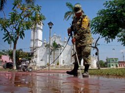 Por estos días, briagdas del Ejército y Protección Civil realizan limpieza de espacios públicos que fueron afectados. EFE  /