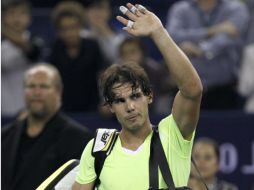 El tenista español despidiéndose de la afición en el torneo de Shanghai. AP  /