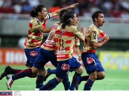 Los jugadores del Morelia en el partido correspondiente a la fecha dos del Apertura 2010. MEXSPORT  /