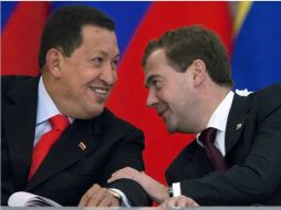 Dmitry Medvedev y su homólogo Hugo Chávez hablan durante su reunión en Moscú, Rusia. AP  /