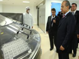 Calderón inauguró una planta de los laboratorios Sanofi Pasteur con capacidad de fabricar hasta 90 mil vacunas contra la influenza. NTX  /