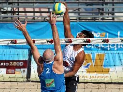 Kevin Lynch (2) y Lombardo Ontiveros de México (der) durante el dia 1 de la Copa Bicentenario 2010 de Voleibol de Playa. MEXSPORT  /