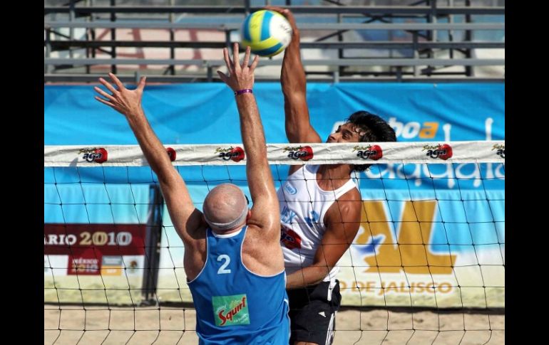 Kevin Lynch (2) y Lombardo Ontiveros de México (der) durante el dia 1 de la Copa Bicentenario 2010 de Voleibol de Playa. MEXSPORT  /