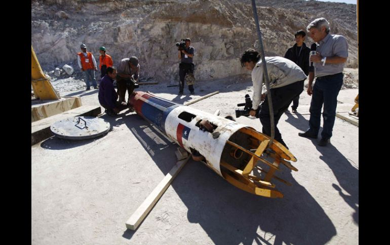 Periodistas trabajan cerca a la cápsula 'Fénix 2', luego de concluido el rescate de los mineros. EFE  /