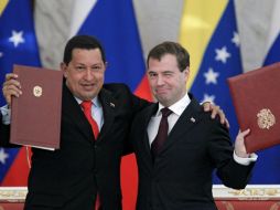 El presidente ruso, Dmitry Medvédev (d), y su homólogo venezolano, Hugo Chávez,  tras firmar el acuerdo de cooperación nuclear. EFE  /