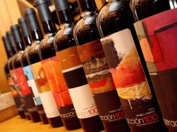 Una decena de artistas da color y personalidad a las botellas del vino tinto “abstracción100”. J. VENTURA  /