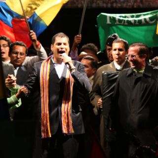 Miles manifiestan en apoyo a Correa tras rebelión policial en Ecuador