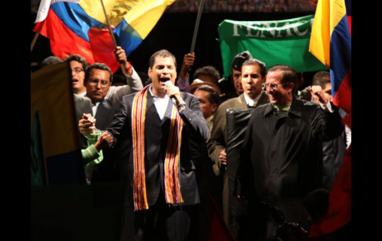 El presidente de Ecuador, Rafael Correa (c), participa en una marcha en su apoyo. EFE  /