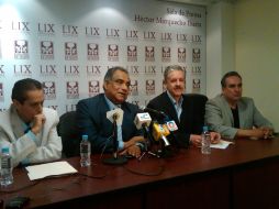 José Luis Ocampo, Raúl Vargas López y Jaime Agustín González ofrecieron ayer una rueda de prensa en el Congreso. ESPECIAL  /