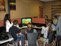 Los fanáticos de los videojuegos gastan  miles de millones de dólares en contenido digital. ESPECIAL  /